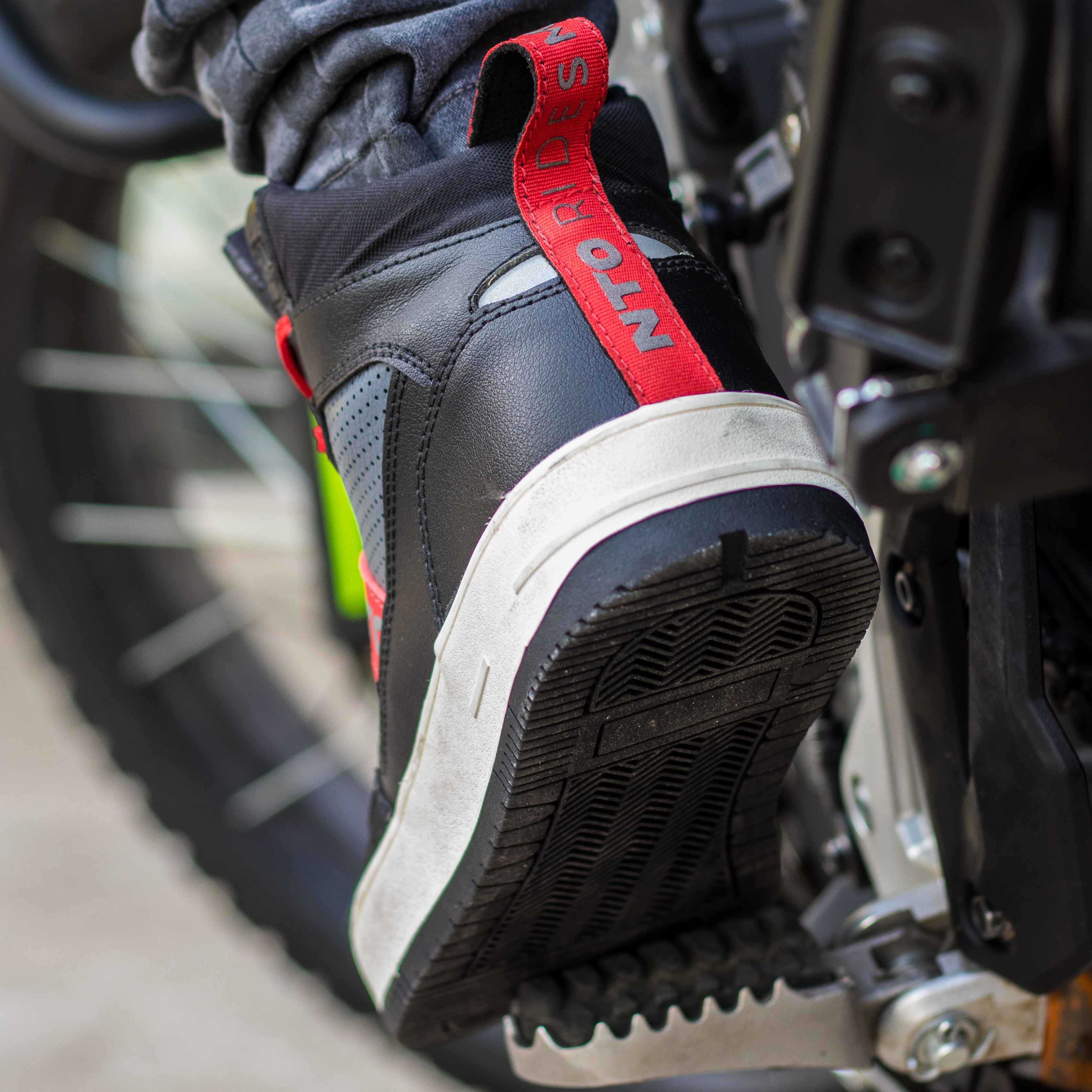 Sneaker NTO Commuter Hombre Negro / Rojo